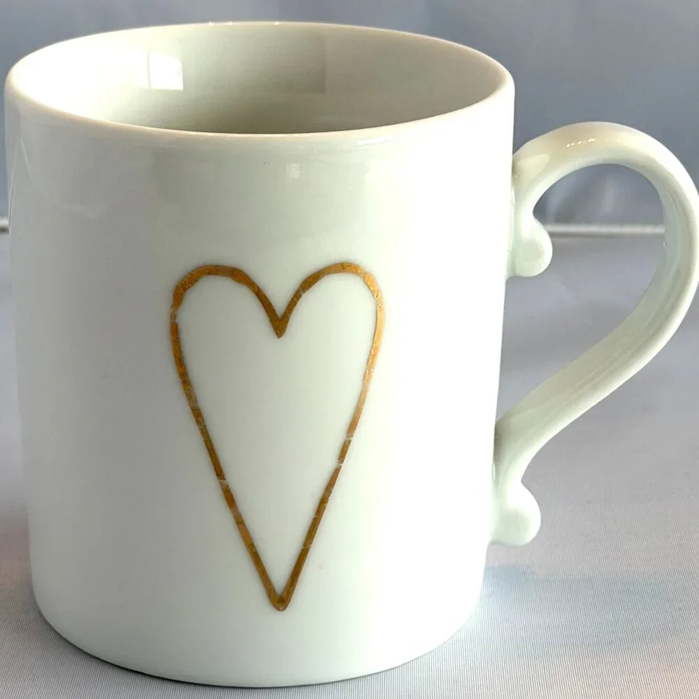 Mug West Elm white porcelain heart mug, gold metallic heart outline